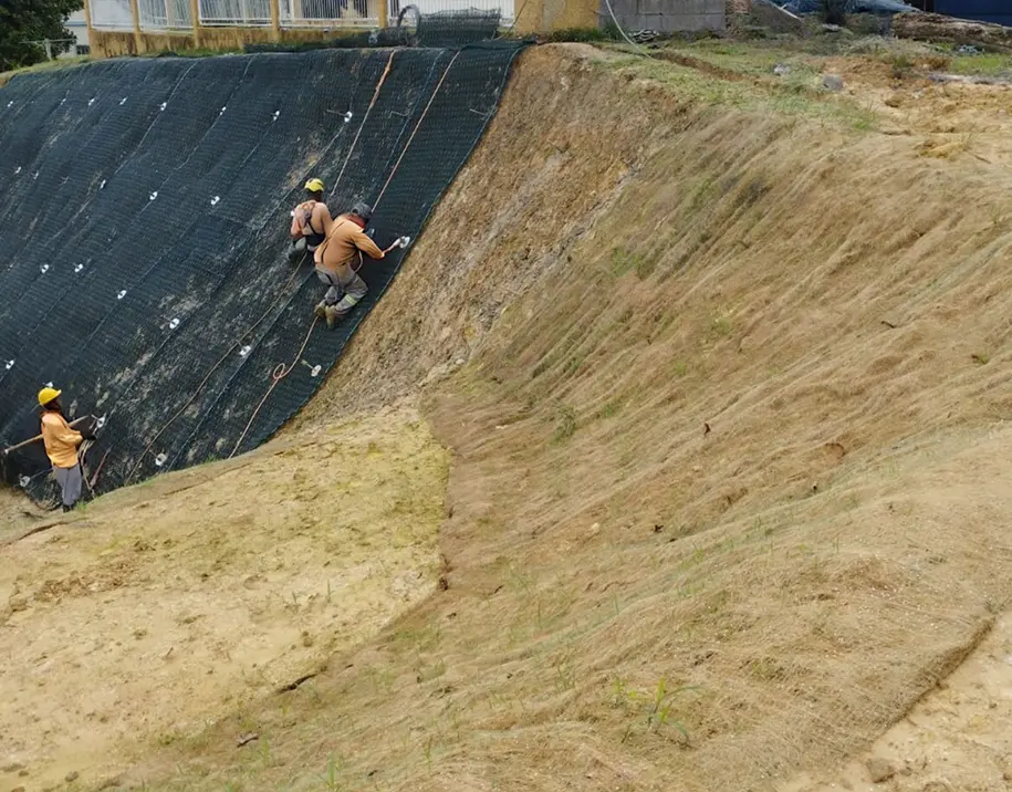 Solução combinada de solo grampeado verde e biomanta